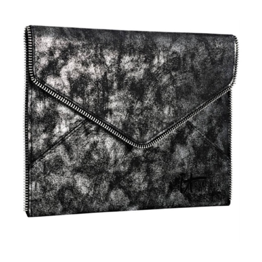 NWOT IT Cosmetics Clutch/Make Up Bag